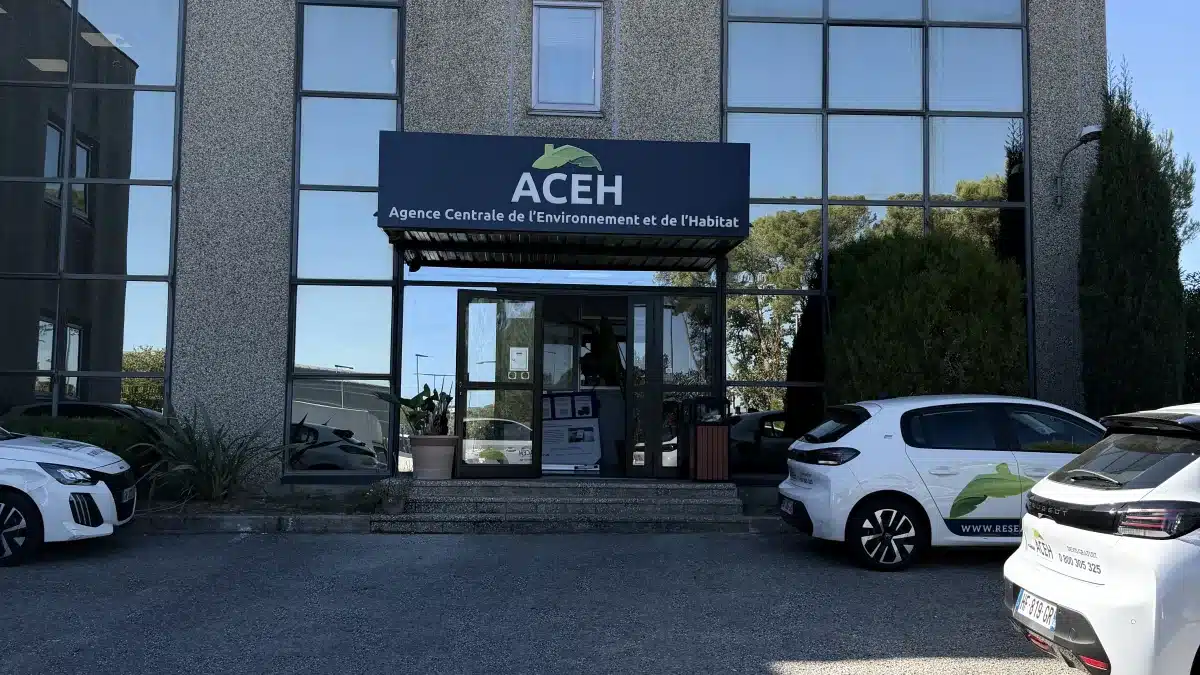 Agence ACEH Antibes avec véhicules de chantier